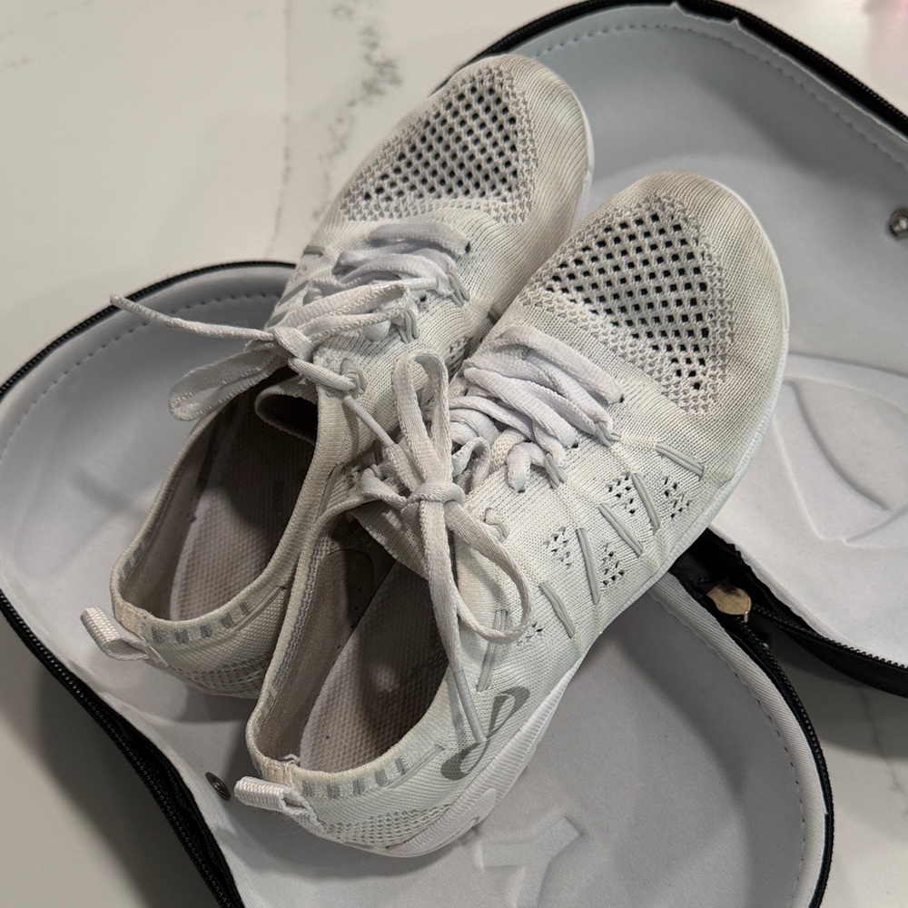 Nfinity flyte white cheer shoes size youth 3